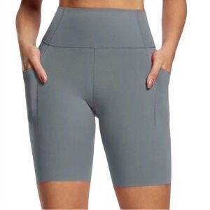 NWT Freeleaf 8" Seamless High-Rise Shorts in Smoked Pearl - Size M